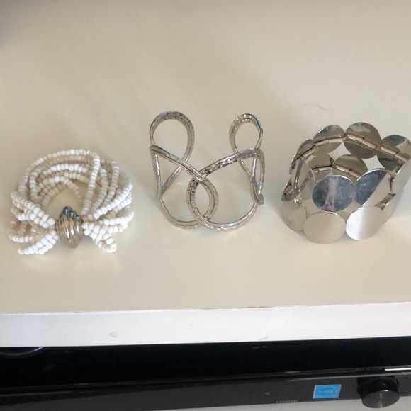 Jewelry - 🪷 5/$10 🪷 bundle of three bracelets